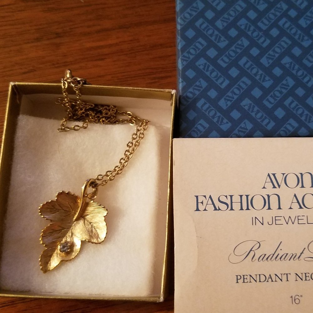 Avon vintage Radiant Leaf Pendant with Clear Crystal on Gold Tone Chain Necklace